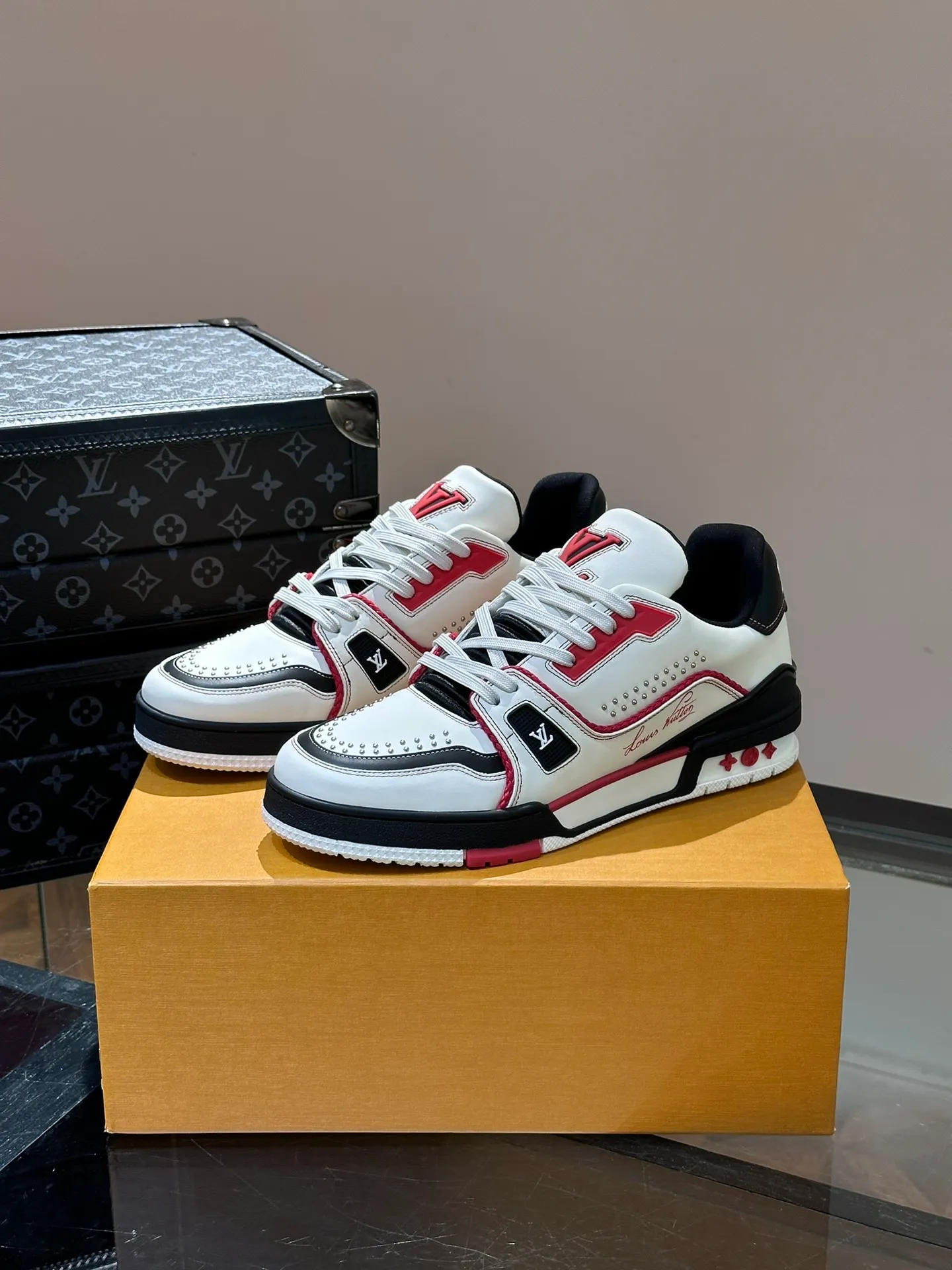 LV P840 men's sneakers, new colors, this LV Trainer sneaker is made of grained calf leather in colorful tones, with rivet decoration on the upper and handwritten Louis Vuitton logo on the side, which contrasts with the western-style Vuitton logo on the rear. The original construction was designed by Virgil Abloh and is inspired by vintage basketball shoes. Continuing the complex upper, the rubber-injected rubber outsole continues the iconic elements, with LV letters on the tongue and sides, Vuitton logo on the rear, Monogram flowers on the outsole, handwritten Louis Vuitton logo on the side, and standard insoles to continue the comfort experience. Comes with original box and complete packaging. Size: 38-45.